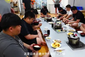 日本相扑选手的早餐，每个人都吃三到四公斤食物！视频封面