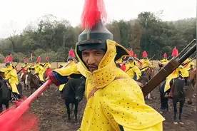 藤牌兵将拿长矛的骑兵揍得人仰马翻，骑兵恼羞成怒准备用火铳还击视频封面