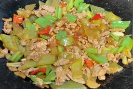 厨师长教你莴笋炒肉的家常做法，步骤详细，鲜香脆嫩下酒又下饭视频封面