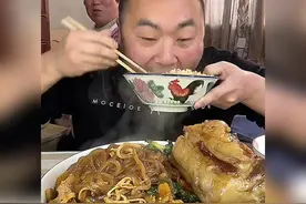 河南小胖吃白菜炖粉条搭配一块大肥肉这回终于吃点正常的了视频封面