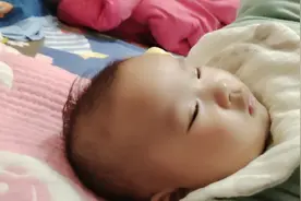 宝宝快速睡觉方法→摸额头（亲测有效）