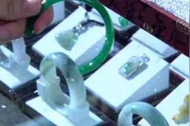 影视：嚣张女人打碎百万翡翠手镯，耍无赖不肯赔钱，结局大快人心视频封面