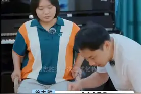 徐志胜首次尝试化妆，笑点太密集，变身美妆达人！视频封面