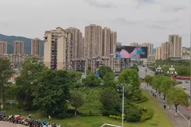 重庆市石柱土家族自治县，县城良玉广场热闹人多，快餐10元管饱视频封面