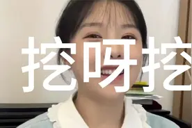 当年靠一首挖呀挖呀挖爆红的黄老师，也开上了价值百万的迈巴赫视频封面