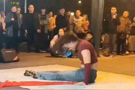 这样的街头艺术让人赏心悦目，既接地气，又深受老百姓喜爱。视频封面
