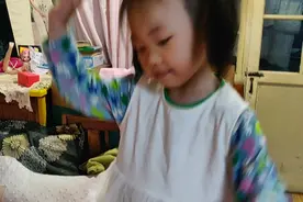 活泼爱动的小姑娘在床上跳舞视频封面