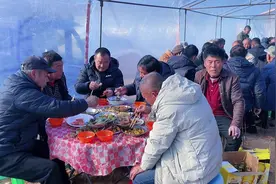 东北天寒地冻4点天黑，老汉一天两顿饭，看看今天去串门吃的啥饭视频封面