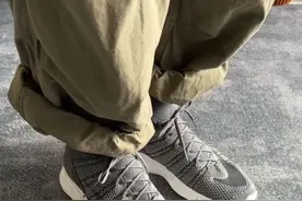 狗哥开个箱 时隔多年回头看曾经的NIKE Free大吕布 依旧还是很好看 艺术性极高 棒球帽+阔腿九分裤+吕布的搭配是谁带起来的 你还记得他吗？#nike吕布 #狗哥开个箱 #狗哥今天穿点啥 #狗哥的氛围感 #鞋狗的日常视频封面