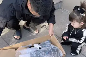 两岁生日礼物拆箱，孩子2岁后一定要接触的运动 #平衡车 好处真的非常多～可以骑到六岁#儿童平衡车 #生日礼物开箱视频封面