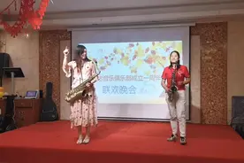 舞台演出设备随时都会出现意外，演出人员的冷静与场务快速处理视频封面