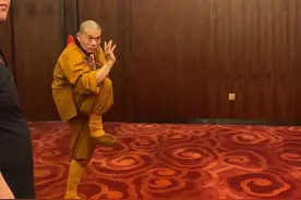 少林武僧释永军给大家展示，结果反来偷袭一龙！@拳王上司 @一龙 @格斗世界文化