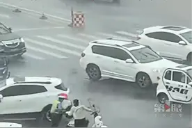 5月27日，湖北，骑车女子在暴风雨中寸步难行，下一幕超暖心！交警：交警：你先去避雨，我来推车！视频封面