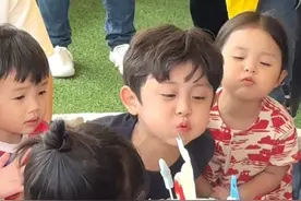参加了一场特殊的生日派对！你们要的衣服来啦！#法国小帆船130周年生日派对 #petitbateau法国小帆船 #经典船承童趣扬帆 #邂逅法国小帆船扬帆130年视频封面