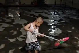 小小年纪，拿扫把扫地😂😂视频封面