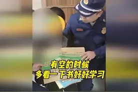 惊不惊喜？小学生报假警被回赠一套试卷视频封面