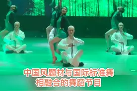 武汉一高校毕业晚会舞蹈燃爆全场 现场视频网络走红 #毕业晚会  #超燃视频封面