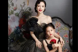 李小璐晒母女写真大片，女儿和贾乃亮长得太像了视频封面