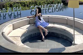那天雨下得好大 我站在你车前 你慢慢摇下印着MayBach的车窗  你身上熟悉的dior旷野香水味扑面而来 你说 我们还是分手吧 你右手无名指还带着我们一起买的克罗心  我低头看了看刚买的麦昆小白鞋 被打湿的鞋头和我的心一样  我张嘴问你为什么这么狠心 你说你有你的亿万家产需要考虑 联姻也不是你能决定的结果 爱就停在这里好了视频封面
