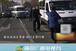 突然变道撞碎后视镜，碎片划伤停着的车@抖音短视频视频封面