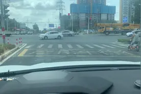 疫情结束，交警也上班了，开车的都看着点，视频封面