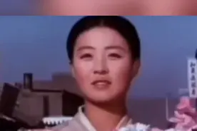 1972年朝鲜电影《卖花姑娘》在国内上映时，不知道有多少人流过泪，40多年过去了，重温我们童年的电影，童年的歌曲，童年的回忆！#炙热计划 #经典老歌 #音乐分享 #热门音乐🔥 #卖花姑娘视频封面