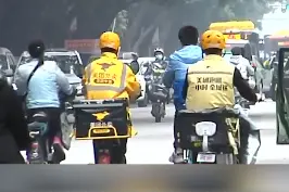 【美团因垄断行为被罚34.42亿元】10月8日，市场监管总局依据《中华人民共和国反垄断法》，对美团的垄断行为作出行政处罚决定，责令其全额退还独家合作保证金12.89亿元，并处以其2020年中国境内销售额3%的罚款，计34.42亿元。视频封面
