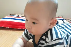 宝宝腿纹不对称，体检时医生说观察看看，好担心以后会不会有问题视频封面