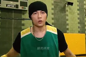 周董自己以为打球很帅，其实....哈哈。今天是周董生日视频封面