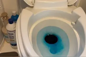 房车上的这种盒式马桶，我觉得是最鸡肋的发明。不如选择粉碎直排马桶。后来才知道很多人不敢买房车是因为害怕倒马桶。其实不是所有歪果仁的东西都适合我们。#房车旅行 #房车马桶 #房车生活 #房车 #开着房车去旅行视频封面