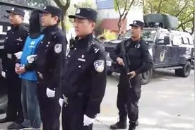 扫黑除恶在行动，芜湖警方押解8名涉恶犯罪嫌疑人公开辨认现场...视频封面