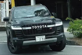 都别再说日本全是小排量kcar啦，虽然小k有人气，有实力的还是大排量的车呼呼开起来。#toyota #丰田陆地巡洋舰 #兰德酷路泽 #陆巡 #日本街头 @DOU+小助手 @DOU+上热门视频封面