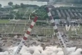 5月28日，江苏镇江#两座210米烟囱成功爆破，烟囱在空中碰撞解体，完美保护周边。视频封面