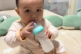 墩子最喜欢玩水了，一洗澡就高兴的不得了视频封面