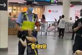 9月27日上海，警犬在地铁站等上班的时候，跟督导员撒娇求抱抱视频封面