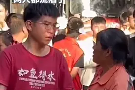 6月8日，河北保定。环卫工妈妈等儿子高考结束后，递上手中的一瓶水，两人见面都忍不住流泪了......网友看到后纷纷表示：这就是高考的意义，祝前程似锦！ #高考结束 #高考 #高考的意义  #前途似锦 #金榜题名前程似锦视频封面