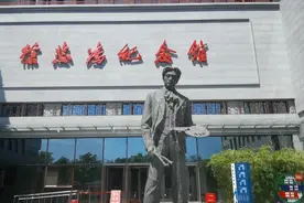 《徐悲鸿纪念馆》徐悲鸿生于1895年江苏宜兴视频封面