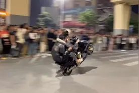 南宁再现精神小伙鬼火少年，南宁火爆全网的网红打卡地视频封面