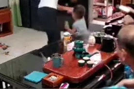 广东：小男孩拿东西砸爷爷，妈妈一个示意 爸爸立马领悟，直接拿戒尺“伺候”视频封面