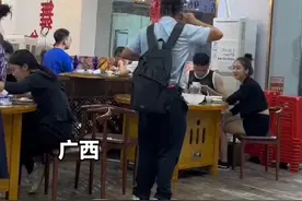 6月13日，广西。男子在餐馆推销水笔，被拒绝后依然笑着面对！#看哭了 #泪目 #生活视频封面