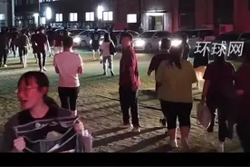 “照亮前程”！高中最后一节晚自习下课，班主任集体开远光灯为考生照明视频封面