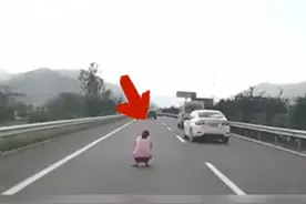 这是在想什么呢！女子蹲在高速中间，司机狂按喇叭提醒  #行车安全 @抖音短视频 #交通安全 视频封面