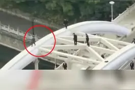 惊险！#大妈爬上大桥钢梁蹦跳如履平地，最后竟自己跑下桥，救援人员多次尝试无法靠近#危险瞬间视频封面