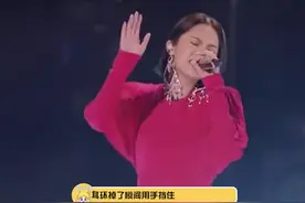 #杨丞琳唱起风了耳环掉落 耳环掉了瞬间用手挡住，丝毫没有影响到演唱，这业务能力好强 #杨丞琳应变能力视频封面