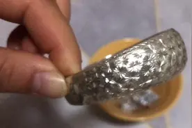 赶紧试试这个方法吧,变色的银手镯立马变得跟新的一样视频封面