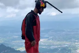 张树鹏4.30号已成功穿越天门洞，太牛了#张树鹏翼装飞行穿越天门洞 #全网都不敢挑战的运动 #翼装飞越天门洞 #张家界永定文旅推荐官视频封面