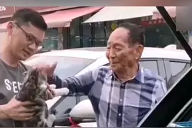 袁花花是袁隆平爷爷之前领养的猫，如今，花花只能独自带着思念在稻田守护。 #世间再无杂交水稻之父视频封面