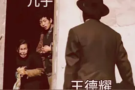 80年代已是61岁的台湾老兵王德耀终于回到了他心心念念的湖北老家。把那一只他一路上都视若至宝的行李箱，有些神秘的交到了他朝思暮想了36年的结发之妻刘谷香的手上！#照片中的他们视频封面