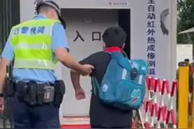 #开学第一天 男生因腿部骨折拄拐杖上学，汉警快骑接力将学生送进校园！#直击武汉开学现场 视频封面