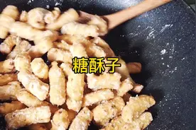 开水里面加一点糯米粉和白糖，自己在家做糖酥条，孩子们都说好吃视频封面
